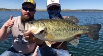 Fishing trip looking for giant black-bass in Extremadura