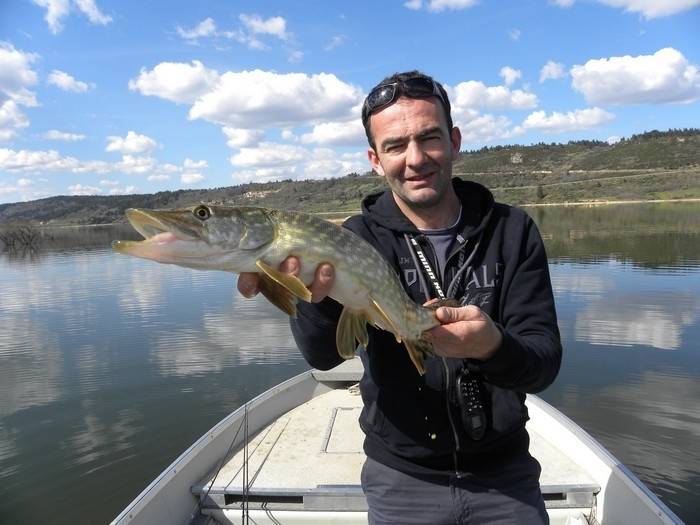 Journée de pêche aux carnassiers sur le lac de Naussac