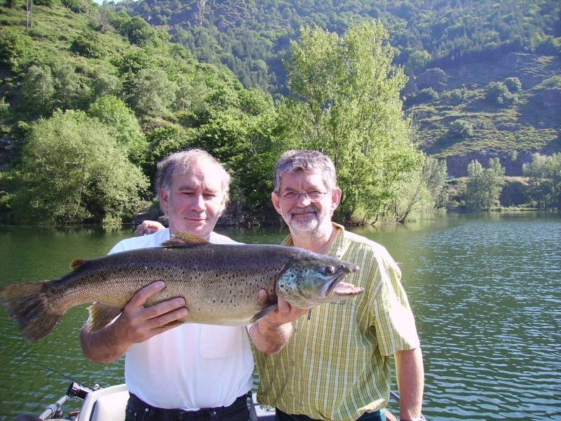 Journée de pêche aux carnassiers sur le lac de Villefort